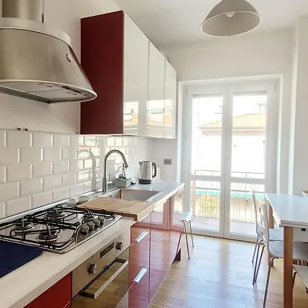 Comfortable Apartment In The Heart Of Lecco Exterior photo