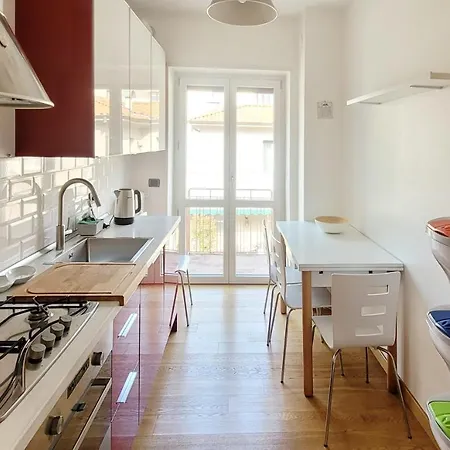 Comfortable Apartment In The Heart Of Lecco Exterior photo